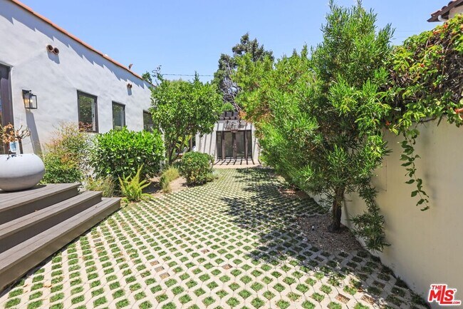 Foto del edificio - 6527 W 5th St