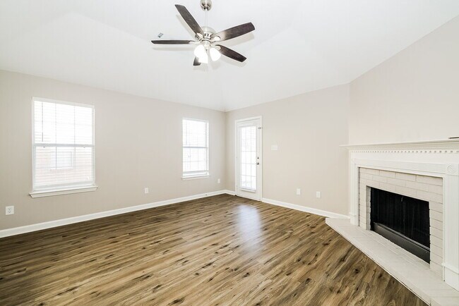 Foto del edificio - 1044 Cross Wood Ln