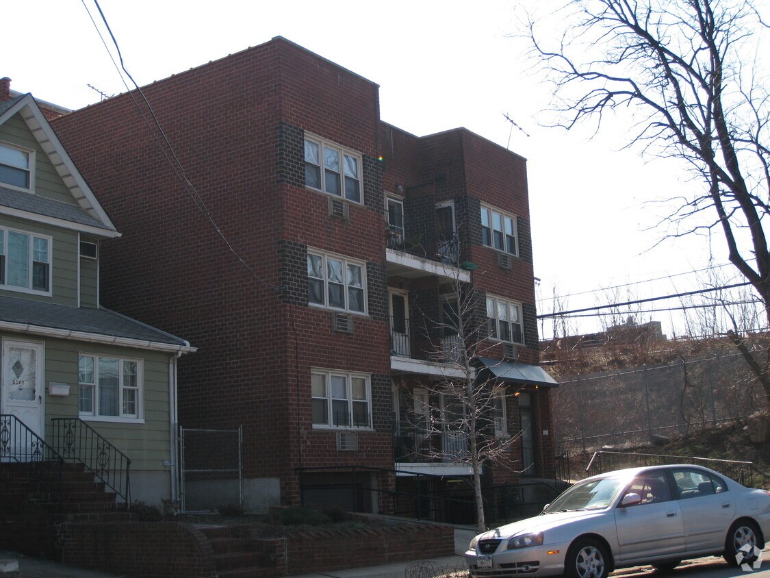 Foto del edificio - 8582 Eliot Ave