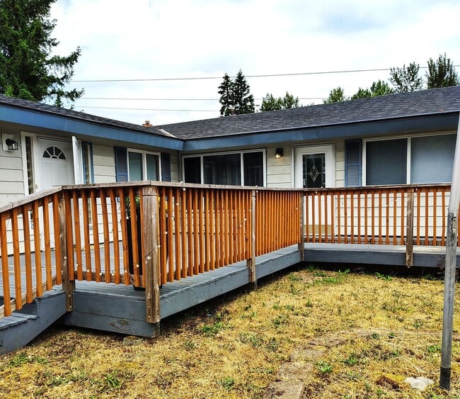 Building Photo - ******* FANTASTIC RAMBLER in friendly neig...