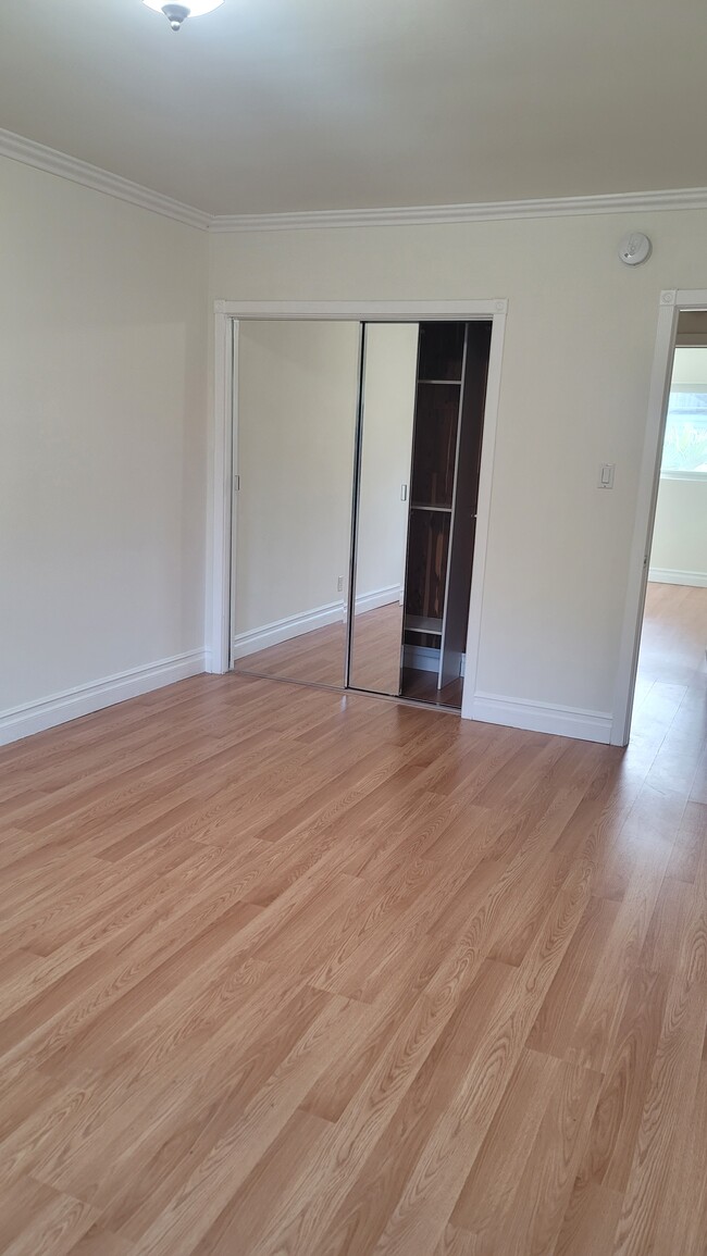 Building Photo - 2545 Beverley Ave