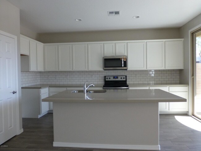 Foto del edificio - 700 N Blackbird Dr