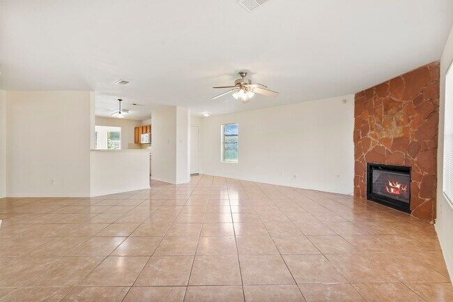 Foto del edificio - 16342 Blue Rock Springs Dr