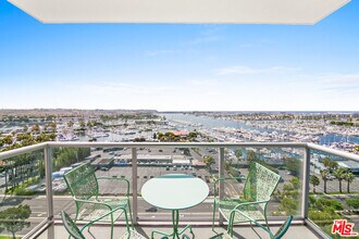 Building Photo - 13700 Marina Pointe Dr