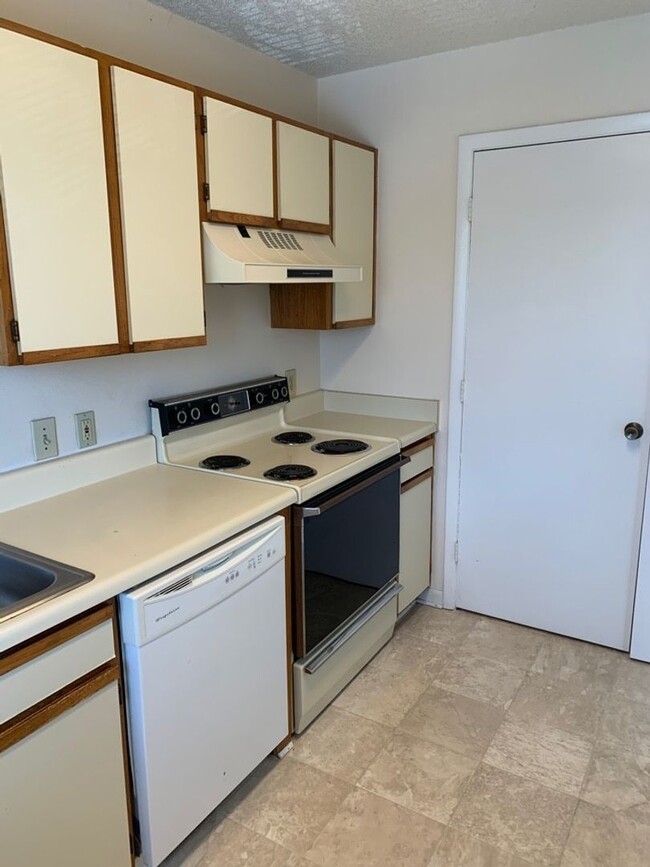 Building Photo - 2 BED 2 BATH UNIT ON 3RD FLOOR IN MYRTLE G...