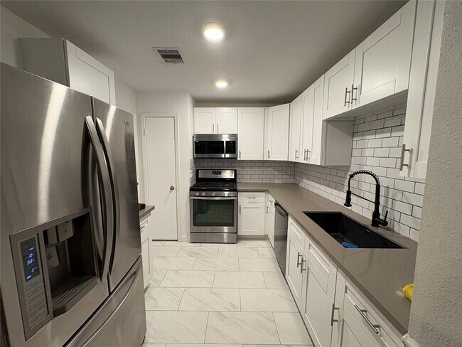 Foto del edificio - 1203 Rock Canyon Dr