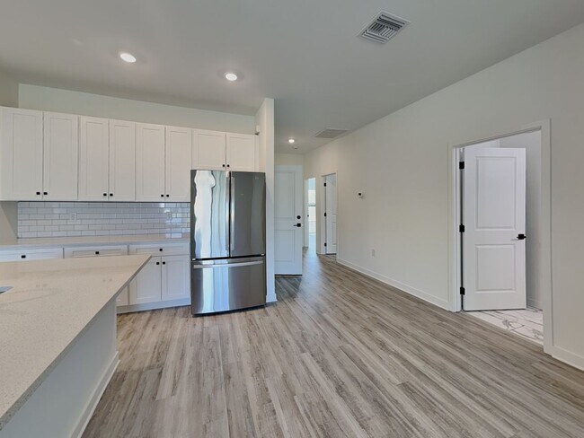 Foto del edificio - 558 Nimitz Blvd