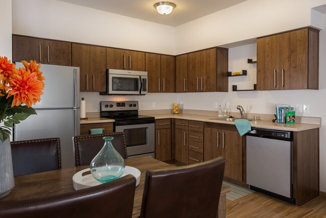 ¡Disfrute de su cocina con electrodomésticos completos! - Reserve at Everett for 55+ Active Seniors