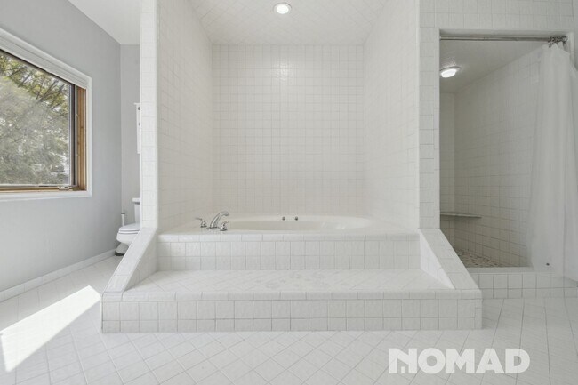 Foto del edificio - SPACIOUS/PRIVATE Single Family Home in She...