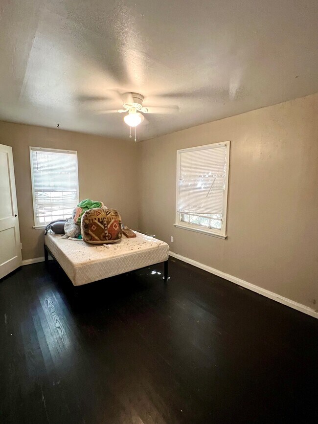 Building Photo - 533 E Fairchild Dr