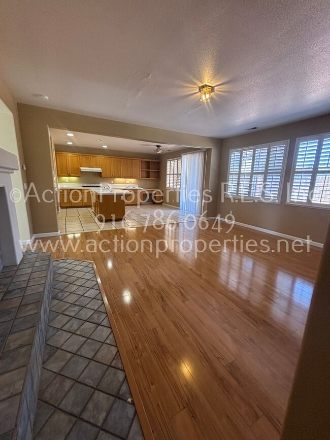 Foto del edificio - Beautiful West Roseville Home 5 bed 3 bath...