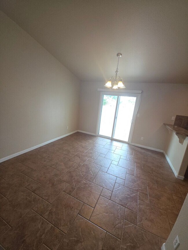Building Photo - 3018 Oakwood Dr