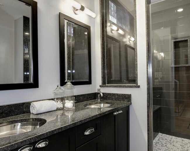 Foto del edificio - Beautiful 3 bed & Den + 3 Full Baths - Gorgeous upper level unit