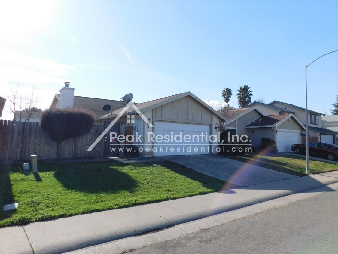 Foto principal - Nice 3bd/2ba House with 2 Car Garage near ...