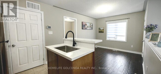 Building Photo - 32 Cardrew St