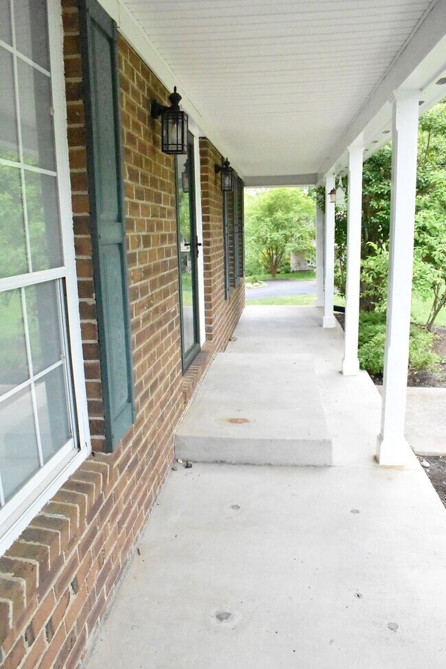 Foto del edificio - Welcome To Lake Ridge's Finest...