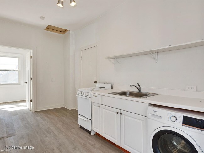 Foto del edificio - 3 br, 1 bath  - 710 N Elizabeth St Apt 3F