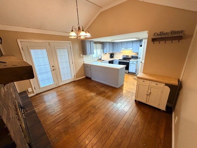 Building Photo - 548 Queenswood Dr