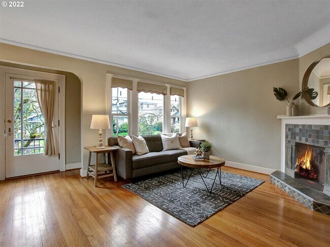 Formal living room - 2510 NE 8th Ave