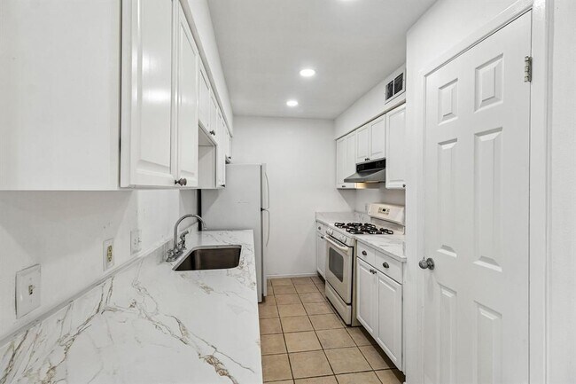 Building Photo - 5809 Coventry Ln