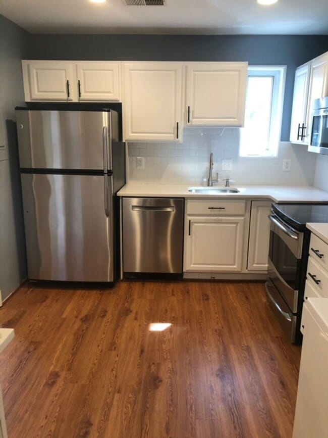 Building Photo - Beautiful 3 BR 2.5 BA in sought after Kenw...