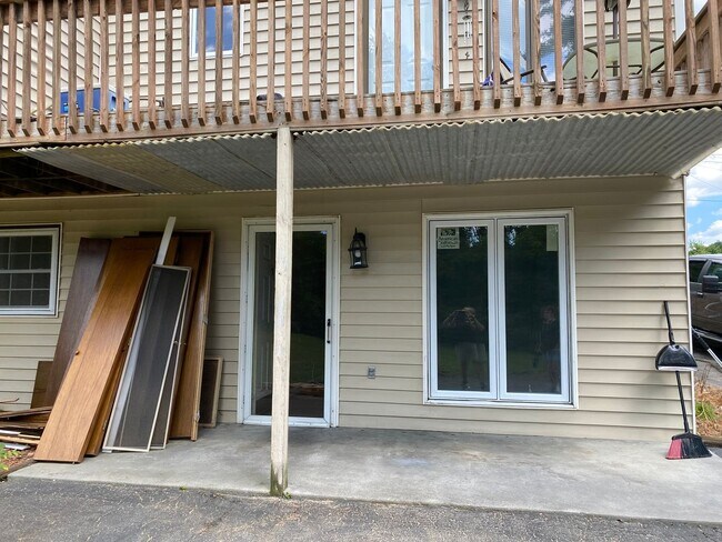 Building Photo - 131 Lake Dr