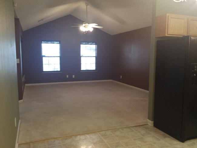 Building Photo - Great Condo in Convenient Location
