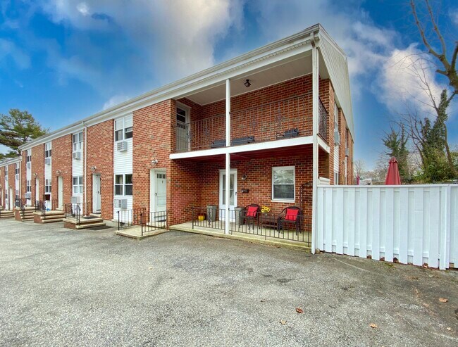 Building Photo - 77 Webb Ave