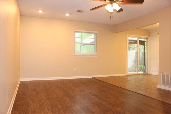 Foto del edificio - 814 Hawthorne Pl