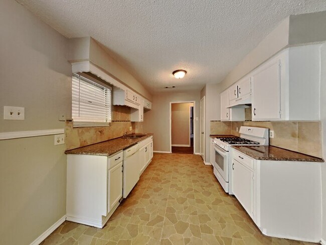 Building Photo - Wonderful 3 Bed Home!!