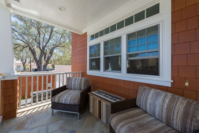 Foto del edificio - Four-bedroom home in the heart of the Village, offered furnished long-term lease. Ideally located...
