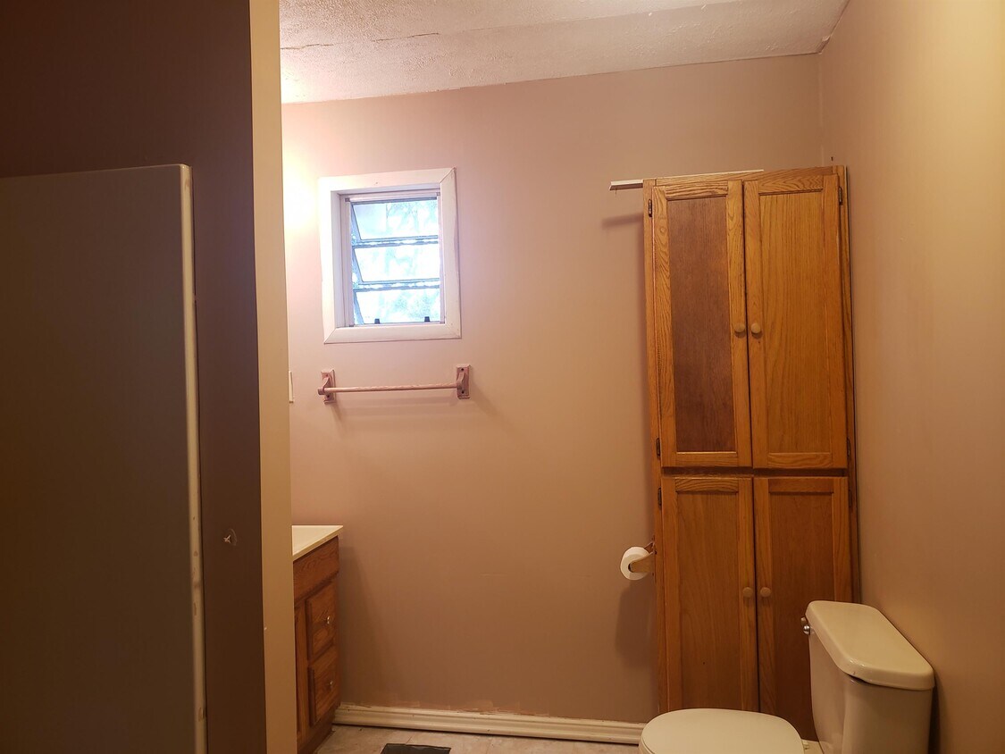 Foto principal - 202 W Railroad St