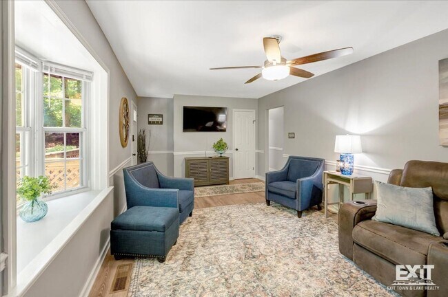 Building Photo - Beautiful Fully Furnished 3 Bed, 2 Bath Ho...