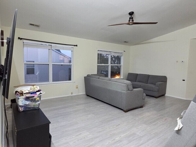 Foto del edificio - 380 Keswick Dr