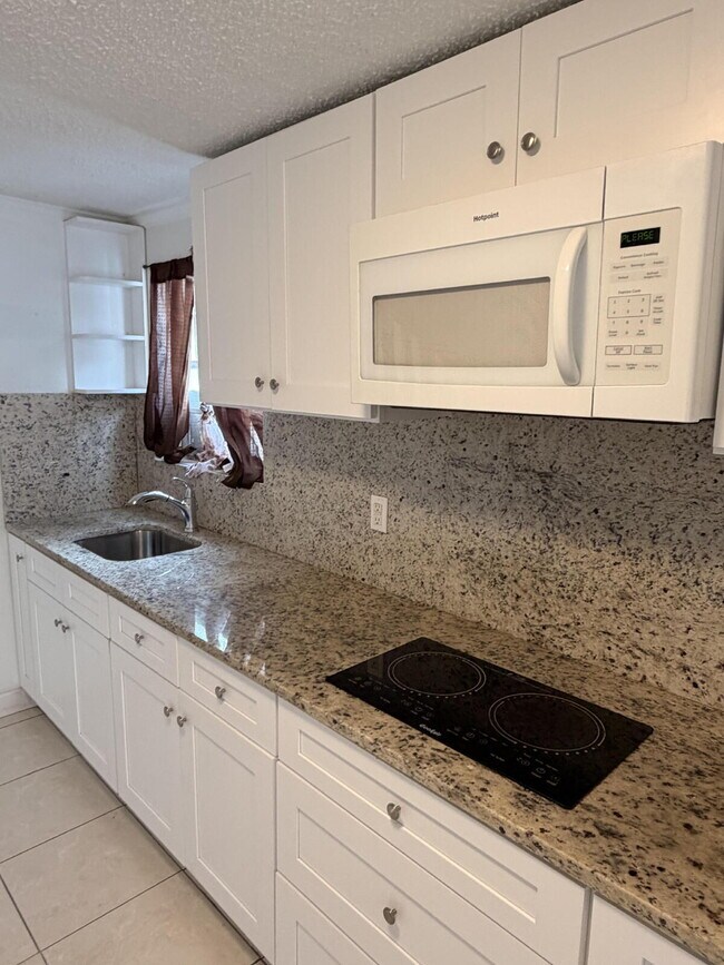 Foto del edificio - "Charming 1-Bedroom Retreat in Tampa - Cozy 650 Sq. Ft. Home Awaits!"