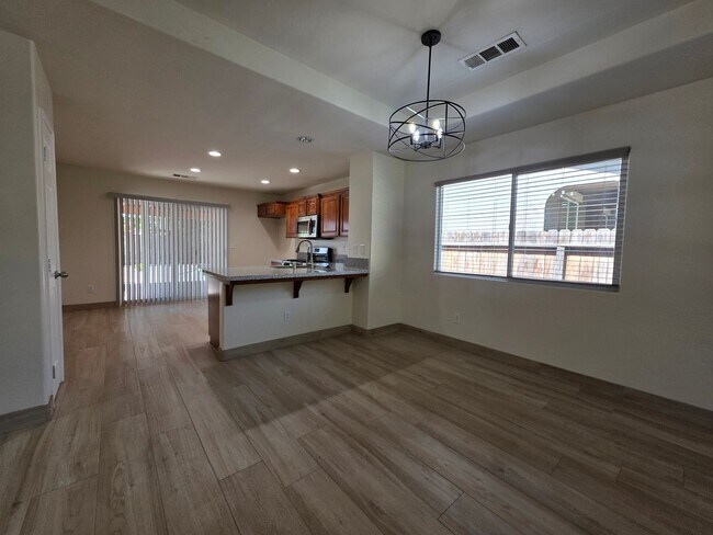 Building Photo - 3 bedroom 2 bathroom in NW Visalia!