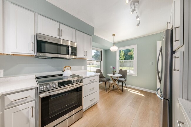 Building Photo - 3 Bedroom Single Family