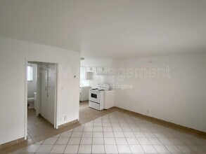 Building Photo - 6904 Lennox Ave