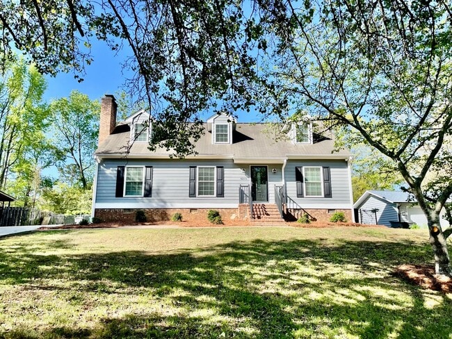 Building Photo - Welcome to view, a charming 4-bedroom, 2-bathroom home located in the heart of Charlotte, NC.