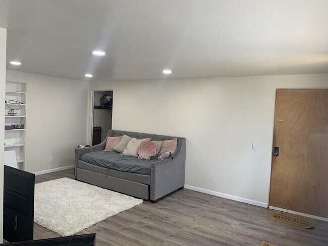 Foto del edificio - 5830 Balsam Rd