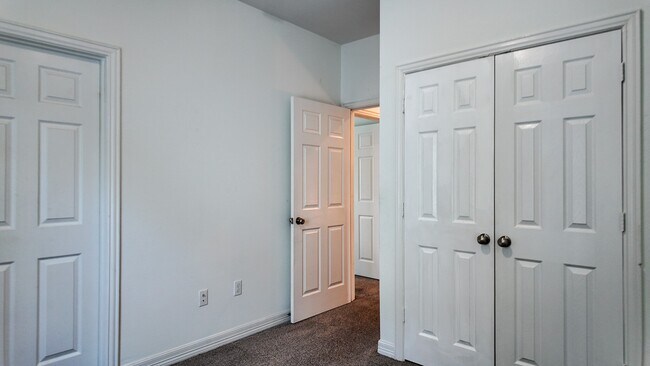 Foto del edificio - 8710 Knox St