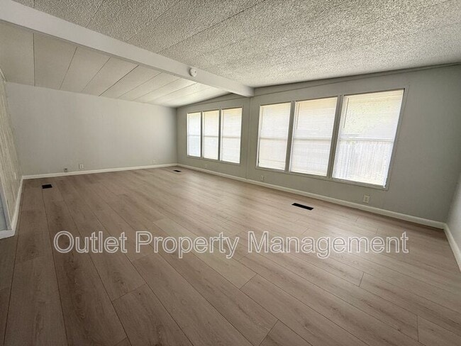 Foto del edificio - 6956 Attica Ln