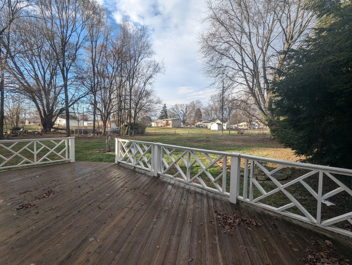 Deck overlooking back yard - 850 Harris Ave