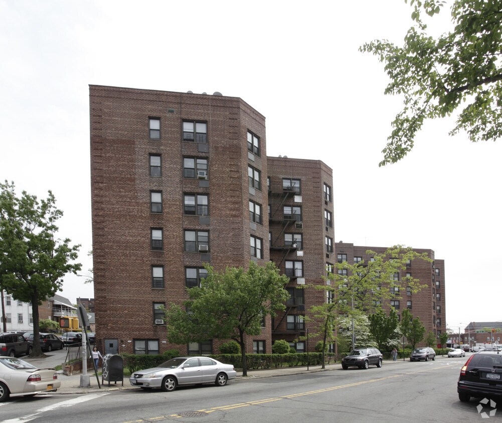 Building Photo - 39-20 Greenpoint Ave