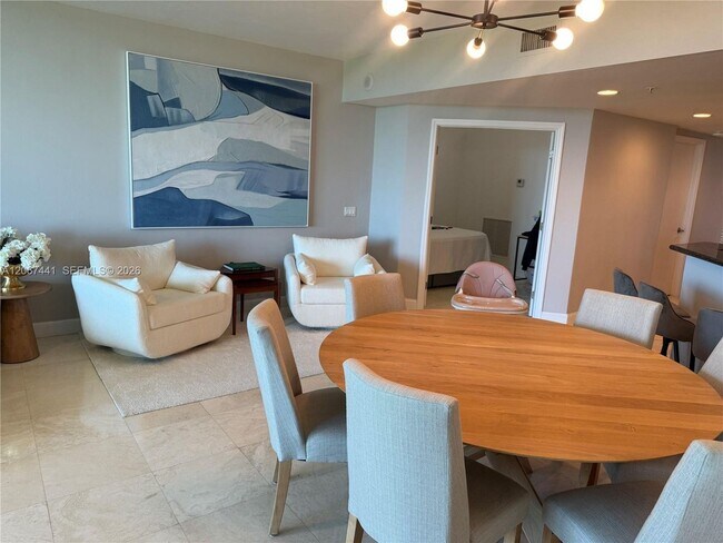 Foto del edificio - 15051 Royal Oaks Ln