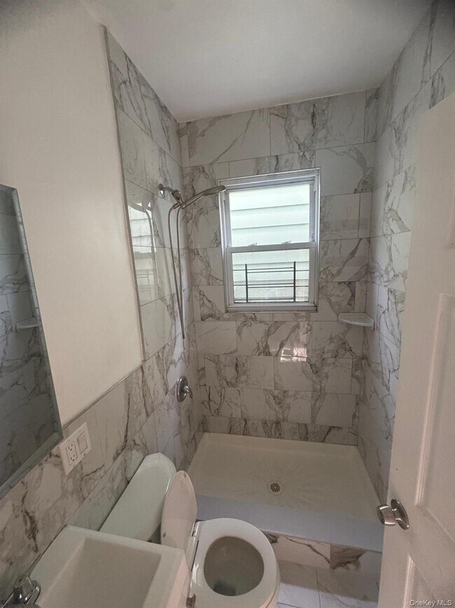 Foto del edificio - 141 Voss Ave