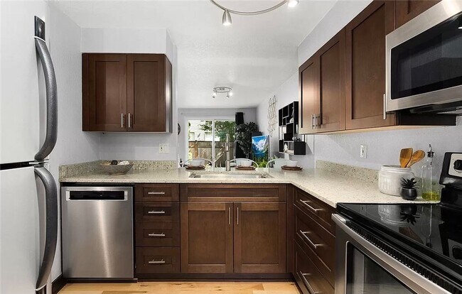 Foto del edificio - Kirkland Townhouse with $500 Move-In Special!
