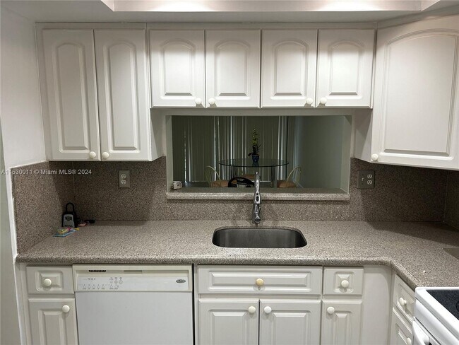 Building Photo - 10855 SW 112th Ave