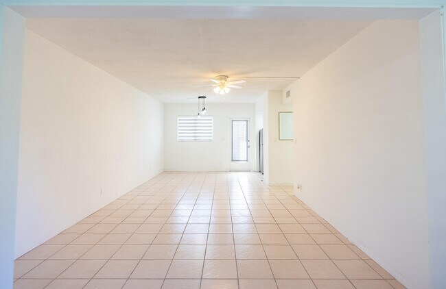 Foto del edificio - 125 W Hidden Valley Blvd