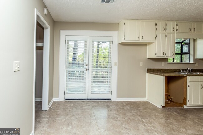 Building Photo - 623 Lakeridge Cir SE